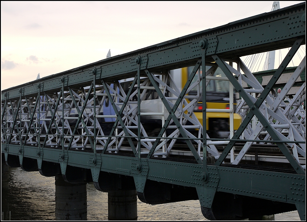 Zug nach  London Charing Cross  auf der Hungerford Bridge ber der Themse. 14.7.2013