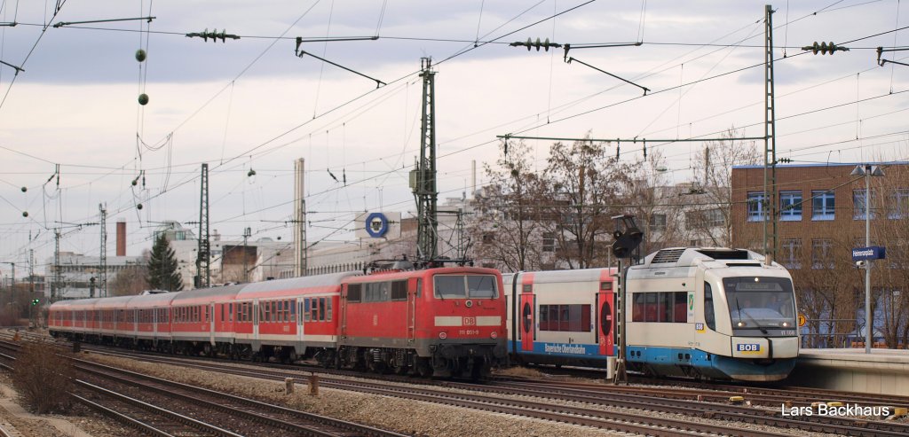 Zugbegegnung der 111 051-9 und ihrem RE 30030 aus Salzburg Hbf und der BOB 86775 nach Bayrischzell, BOB 86825 nach Lenggries und BOB 86925 nach Tegernsee. Aufgenommen am 20.03.10 am S-Bahnhof Heimeranplatz.