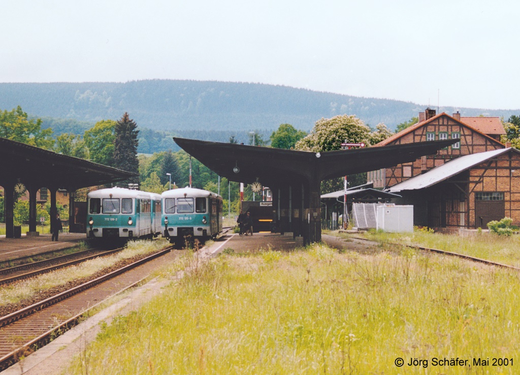 Zugkreuzung in Georgenthal am 22.5.01: 772 128 (links) steht auf Gleis 3 und fhrt nach Gotha weiter. 772 135 (rechts) auf Gleis 2 fhrt nach Grfenroda.