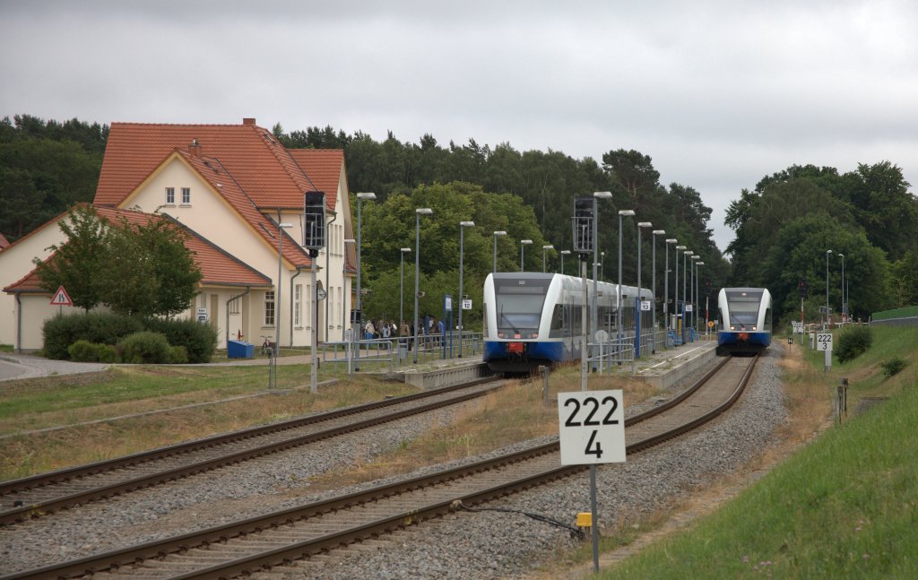 Zugkreuzung in ckeritz (Usedom) am 03.07.2012  16:21 Uhr
Die Kreuzungsbahnhfe der UBB sehen alle hnlich aus und die EG sind meines Wissens alle saniert.