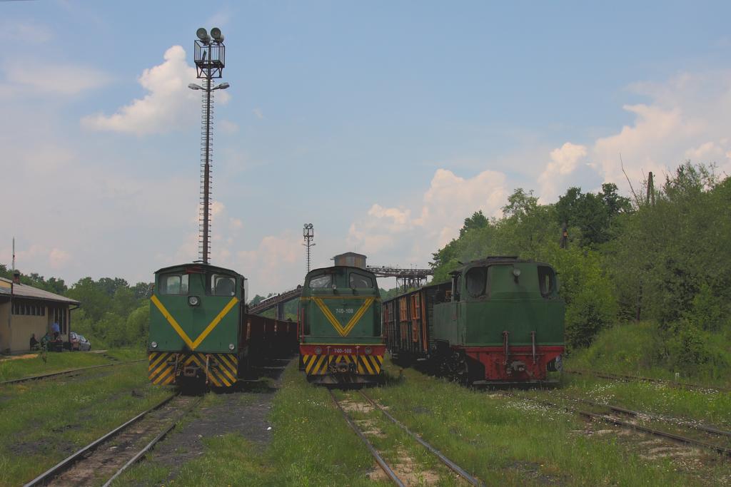 Zugparade auf der Kohlenbahn von Banovici bei Km 5.
Links Rangierlok 720003, in der Mitte Streckenlok 740108 und 
rechts Dampflok 25-30 am 21.5.2011.