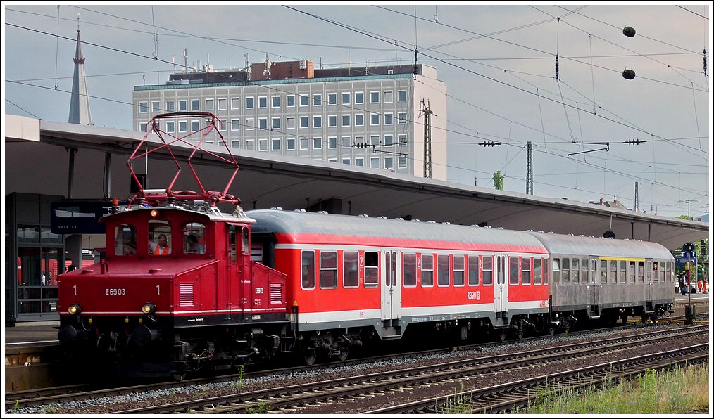 Zur 10 Jahresfeier des DB Museums Koblenz wurden am 22.05.2011 Rundfahrten mit der E 69 03 angeboten. Hier durchfhrt sie den Hauptbahnhof von Koblenz. (Jeanny) 