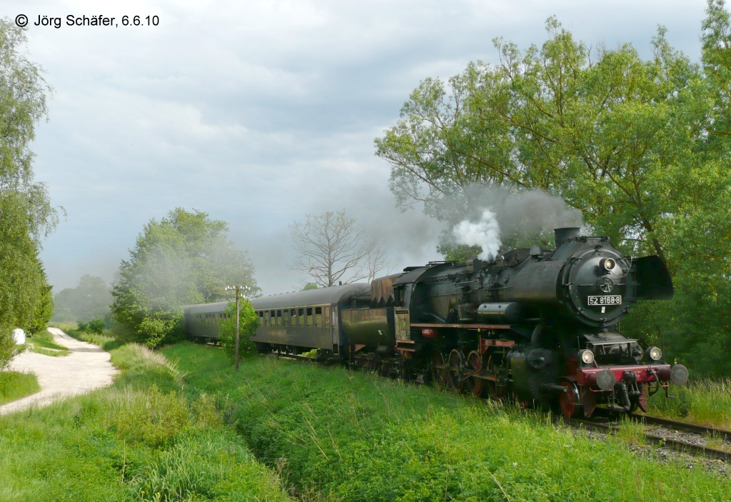 Zur 175-Jahr-Feier deutscher Eisenbahnen im Nrdlinger Museum pendelten auch Dampf-Sonderzge nach Dinkelsbhl. Am Nachmittag des 6.6.10 war 52 6168 bei Diederstetten vorgespannt.
