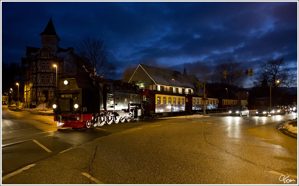 Zur blauen Stunde, fhrt 99 7247 mit Zug 8936 vom Brocken nach Wernigerode. 
Wernigerode Westerntor  3.3.2013