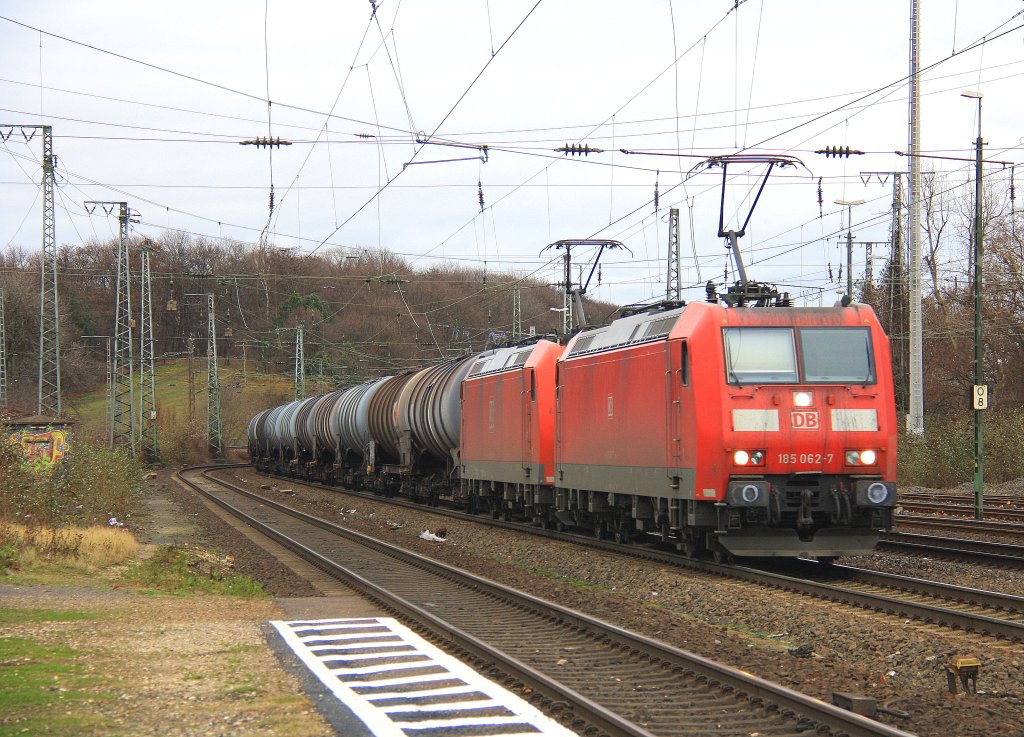 Zwei BR 185er durchfahren mit einem lzug Kln-West aus Aachen kommend und fahren in Richtung Kln-Gremberg am 3.1.2012.