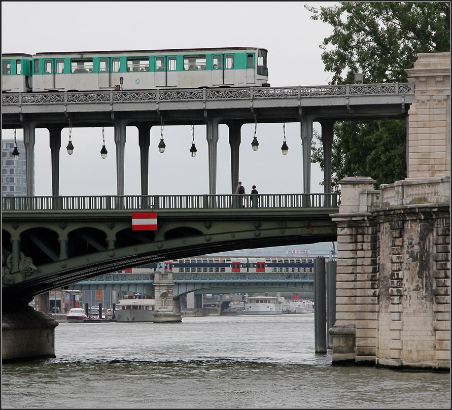Zwei Brücken / zwei Bahnen - 

Während aufgeständert über der Pont de Bir-Hakeim fährt die Metro, während im Hintergrund gerade ein Zug der RER-Linie C auf einer eigenen Brücke die Seine in Paris überquert. 

11.06.2013 (M)