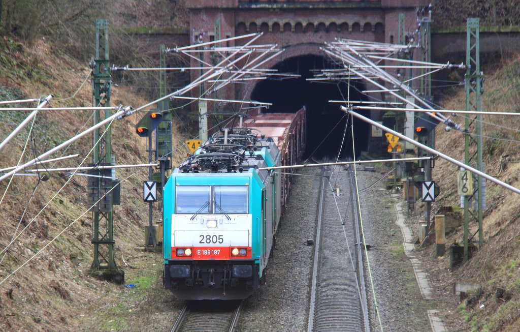 Zwei Cobra 2805 und 2811 kommen mit einem langen gemischten Gterzug aus dem Gemmenicher Tunnel aus Genk-Goederen(B)(via Kinkempois(B) nach Kln-Gremberg und fahren die Gemmenicher-Rampe hinunter nach Aachen-West. Aufgenommen bei Reinartzkehl bei Wolken am 8.3.2013.