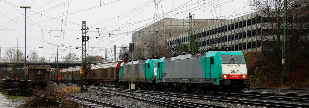 Zwei Cobra 2817 und 2818 kommen mit einem sehr langen gemischten Gterzug aus Antwerpen-Noord(B) nach Kln-Gremberg und fahren in Aachen-West ein bei Regenwetter am 22.12.2012.