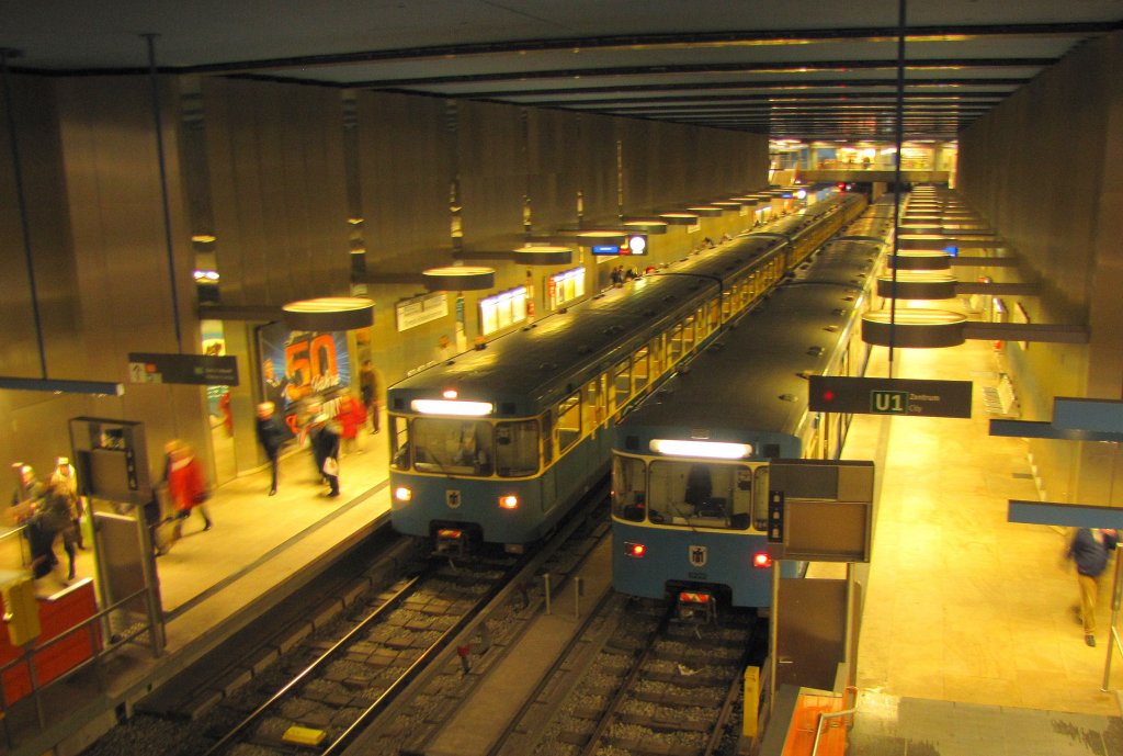 Zwei Fahrzeuge der Linie U1 vom und zum Mangfallplatz, an der