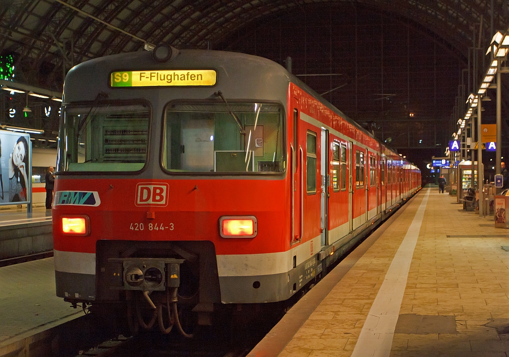 Zwei gekuppelte ET 420 (der Vordere bestehend aus 420 844-3 / 421 344-3 / 420 344-4) steht am 28.09.2012 im Hbf Frankfurt am Main, als S9 nach Frankfurt-Flughafen bereit (Aufnahme aus der Hand). 
Die vordere dreiteilige Elektrotriebzug-Garnitur ist aus der 5.Bauserie (1979/1980) und wurde von MBB und BBC gebaut.

Die Entwicklung dieser dreiteiligen Elektrotriebzüge beruht auf Olympischen Spiele 1972 in München, da Deutsche Bundesbahn dafür dringet neue S-Bahn-Triebzüge benötigte.
Angelehnt an die S-Bahn-Triebwagen von Hamburg und Berlin, sowie aus Erfahrungen mit den vorhandenen Wechselstrom-Triebwagen ET 27 und ET 30 (alte BR 427 und 430), entstand 1969 diese ET der BR 420/421. Bei diesen Fahrzeugen ist jeder Radsatz angetrieben. Die ETs bewährten sich ausgezeichnet und es wurden bis 1997 insgesamt 497 Stück dieser Baureihe gebaut. Die Endtriebwagen wurden als BR 420, der Mitteltriebwagen als BR 421 eingereiht.

Technische Daten:
Länge über Kupplung: 67400 mm (Endtriebwagens ET420 je 23,3m und der Mitteltriebwagens ET421 ist 20,8 m lang)
Eigengewicht: 129 t (ab ET 420 131 wurden die ET vollständig  in Aluminiumleichtbauweise gebaut), die maximale Achslast beträgt 16 t.
Achsformel: Bo'Bo'+Bo'Bo'+Bo'Bo' (12 angetriebene Achsen über Tanzlagerantrieb). 
Dauerleistung: 2400 kW
Höchstgeschwindigkeit: 120 km/h
Anfahrbeschleunigung: max. 1,0 m/s², im Betrieb 0,9 m/s²
