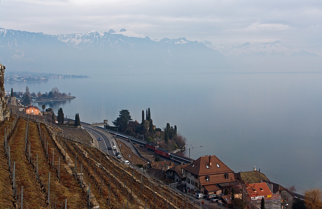 Zwei IR treffen sich am 25.02.2012 bei St. Saphorin (Genfersee): Eine Re 4/4 II mit dem IR Brig-Lausanne-Genf und eine Re 460 mit dem Gegenzug.
