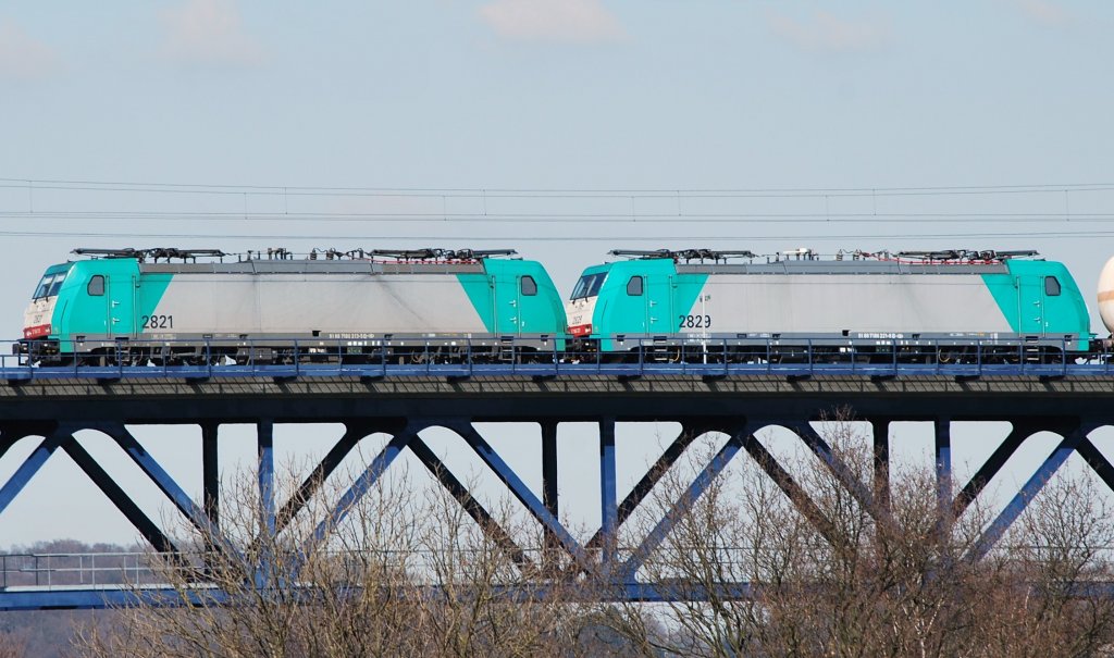 Zwei Loks der Baureihe 28 ziehen einen Kesselzug ber die Moresneter Brcke in Richtung Montzen. Die Stromabnehmer werden heruntergestellt und die elektrische Spannung wird gewechselt. 20. Mrz 2009