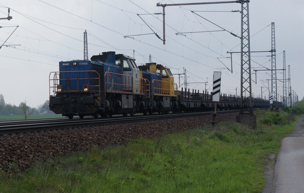 Zwei MaK 1700 BB in Doppeltraktion,mit einem langen Stahlzug am Haken fuhren am 08.05.2010 richtung Wunstung.Fotografiert bei Dedensen/Gmmer.