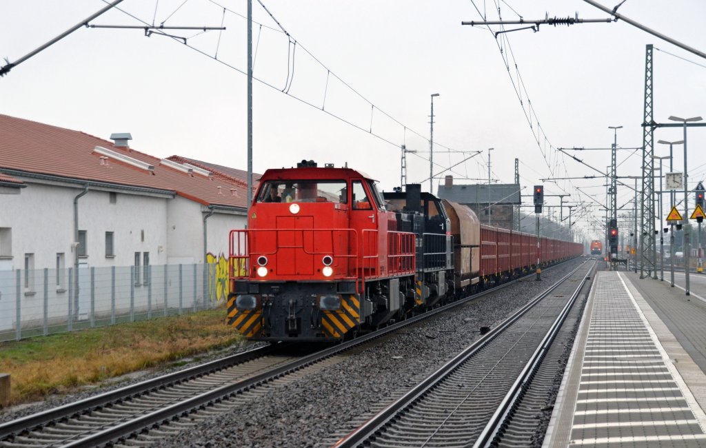 Zwei MaK G 1206 der RBB befrderten am 18.12.12 einen Kohlenzug nach Profen. Hier durchfahren beide Delitzsch Richtung Leipzig.