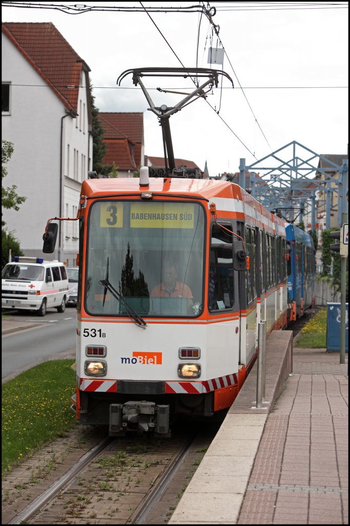 Zwei Stadtbahnwagen vom Typ M8C sind auf der Linie3 nach Babenhausen-Sd unterweges und kommen aus dem Tunnel wieder ans Tageslicht.... (Stadtverkehr Bielefeld am 18.07.2011

