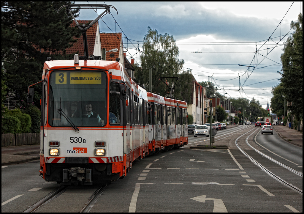 Zwei Stadtbahnwagen vom Typ M8C sind nachnach Babenhausen-Sd unterweges. (Stadtverkehr Bielefeld am 18.07.2011

