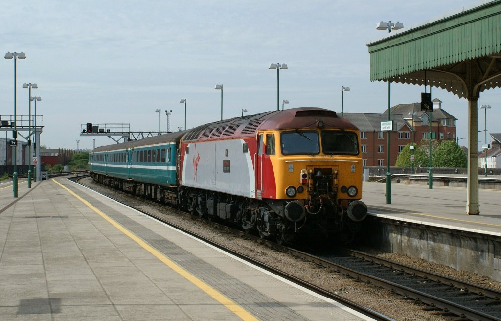 Zwei Virgin Class 57 haben eine Arriva Wagensatz im  Sandwich . 
Cardiff am 28. April 2010