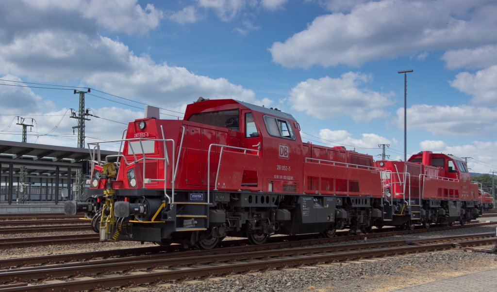 Zweierpack: 261 053 wird von 261 052 durch den Bahnhof Montabaur gezogen. (10.08.2012)