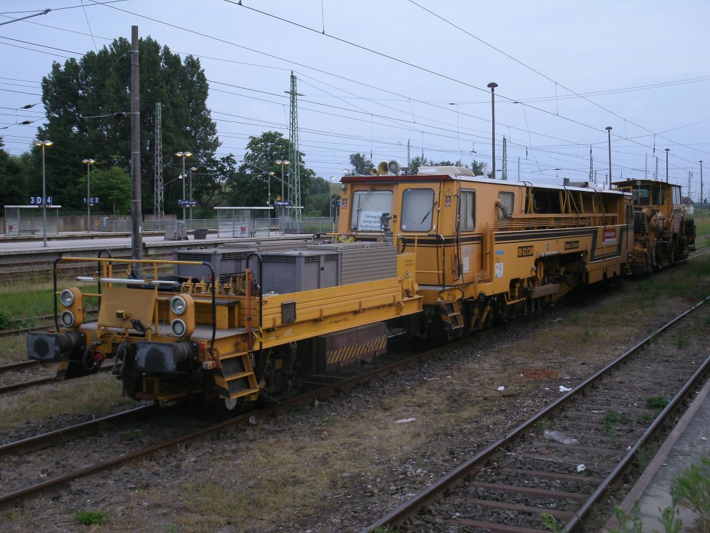 Zweischwellenstopfmaschine und Schotterpflug,am 24.Juni 2013,werden die nchsten Tage im Bereich Teschenhagen,wegen Gleisarbeiten,zum Einsatz kommen,hier standen die Maschinen am Abend in Bergen/Rgen.