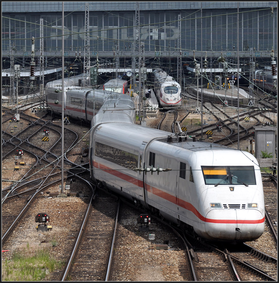 Zweite Gleisverbindung - 

Um vom Bahnsteiggleis auf das Ausfahrgleis zu kommen hätte es hier auch noch eine alternative Möglichkeit gegeben. Der ICE 2 wäre vorne und hinten an der selben Postition, dazwischen aber auf anderen Gleisabschnitten. 

München Hauptbahnhof, 17.06.2012 (J)