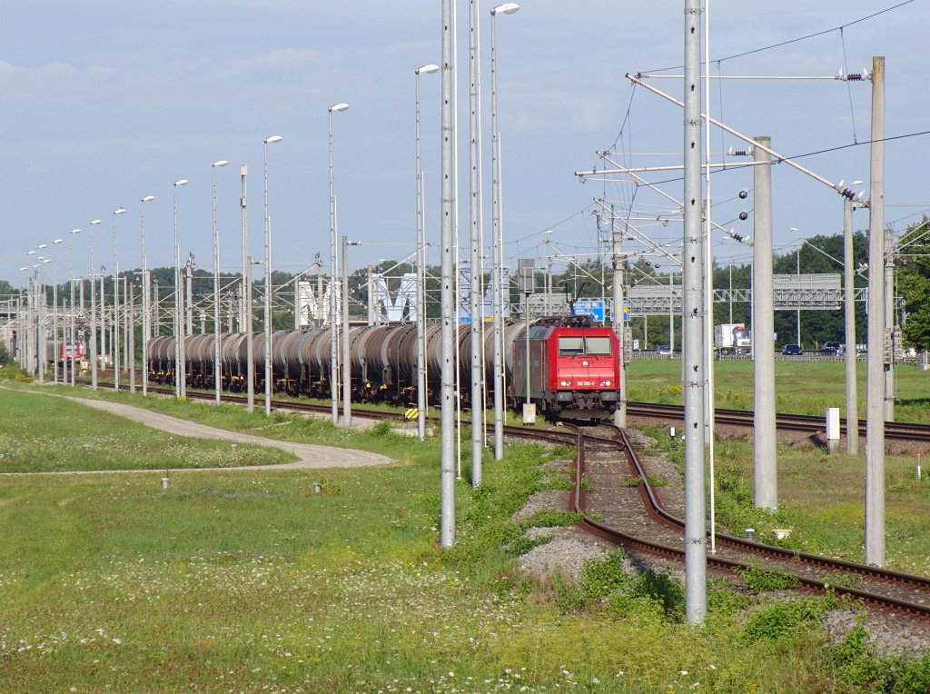 Zwischen dem Mastengewirr am Flughafen Mnchen steht am 07.08.2012 ein Kesselwagenzug mit 185 585-7 der HGK.