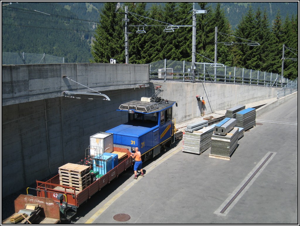 Zwischen Lauterbrunnen und Wengen findet der Gterverkehr auf der Schiene statt. Dazu verfgt der Bahnhof von Wengen auch ber eine Laderampe, die unterhalb des Empfangsgebudes liegt. Hier einer der Gterzge der Wengernalpbahn mit der Lok He 2/2 Nr. 31 kurz vor der Ausfahrt in Richtung Lauterbrunnen. Die Aufnahme stammt vom 20.07.2010.