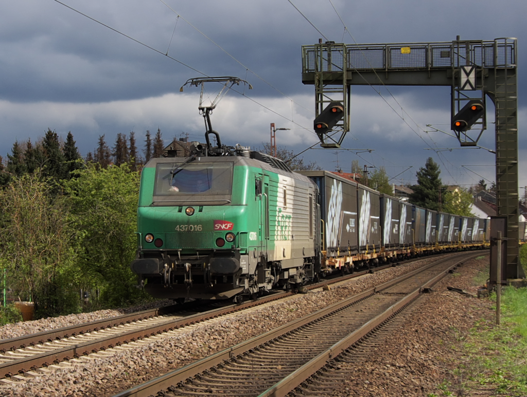 Zwischen zwei Regenschauern - 

SNCF Fret 4 37016 passiert die Signalbrcke und den B bei Saarlouis Roden mit Ziel Dillingen Saar.

KBS 685 20.04.2012