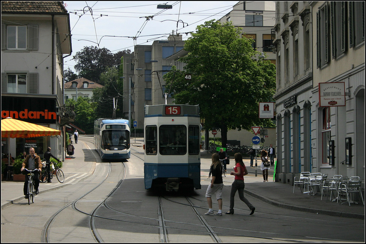 . 11, 15 und 48 -

Tramverkehr auf der Kreuzbühlstraße nahe des Bahnhofes Zürich-Stadelhofen.

24.05.2008 (M) 