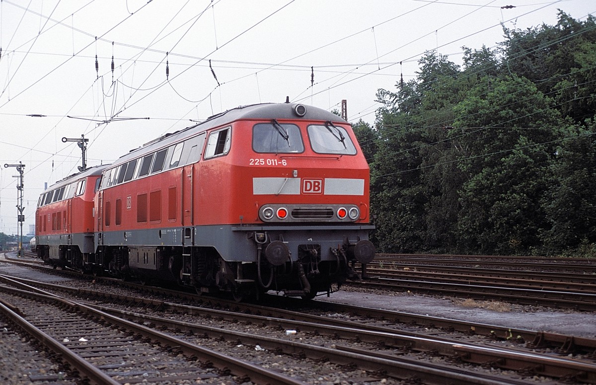  225 011 + 225 017  Gladbeck - West  09.07.02