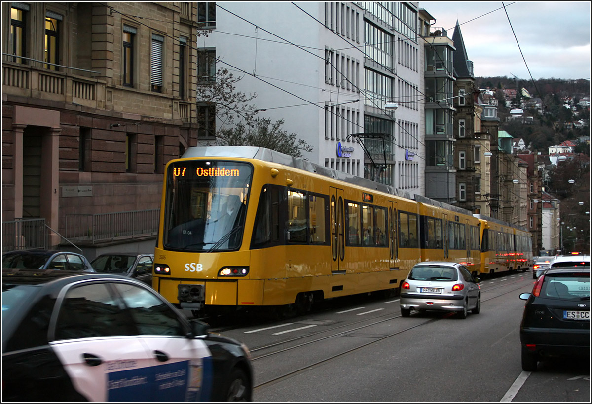 . 80-Meter-Zug im Straßenverkehr -

und dann noch auf einer Steilstrecke von über 8%. Für solche lange Züge benötigt es eine Sondergenehmigung. Nach BOStrab sind eigentlich maximal 75 Meter lange Züge erlaubt.

Ein Stadtbahnzug der Linie U7 in der steilen Alexanderstraße unterhalb der Haltestelle Eugensplatz.

02.12.2015 (M)