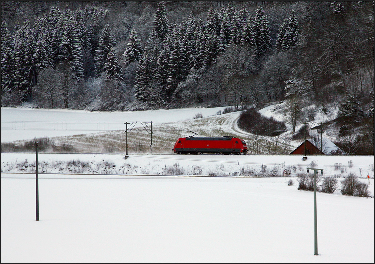 . Allein durch die Winterlandschaft -

Eine Lok der Baureihe 101 in Richtung Geislingen zwischen Urspring und Amstetten.

17.01.2016 (M)