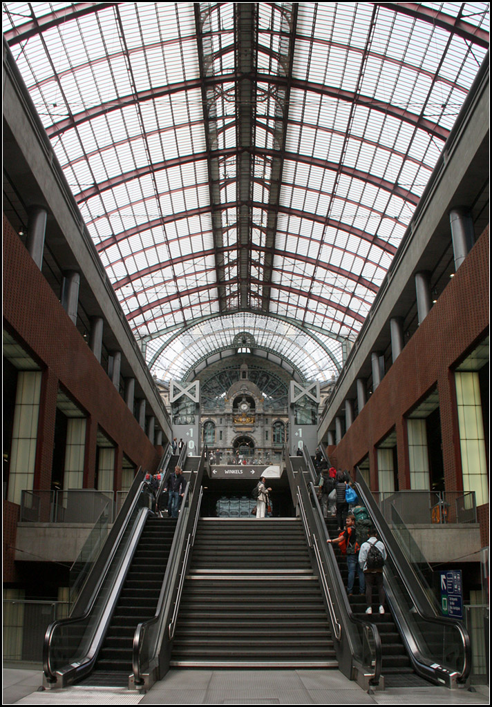 . Alt und neu gut vereint -

Das alte Bahnsteighallendach überspannt auch den hochmodern umgebauten Bahnhof Antwerpen Centraal. Hier ein Blick von den über mehrere Ebenen verlaufenden Treppenaufgang von der unteren Bahnsteigebene in Richtung Empfangsgebäude durch den großen Luftraum.

18.06.2016 (M)