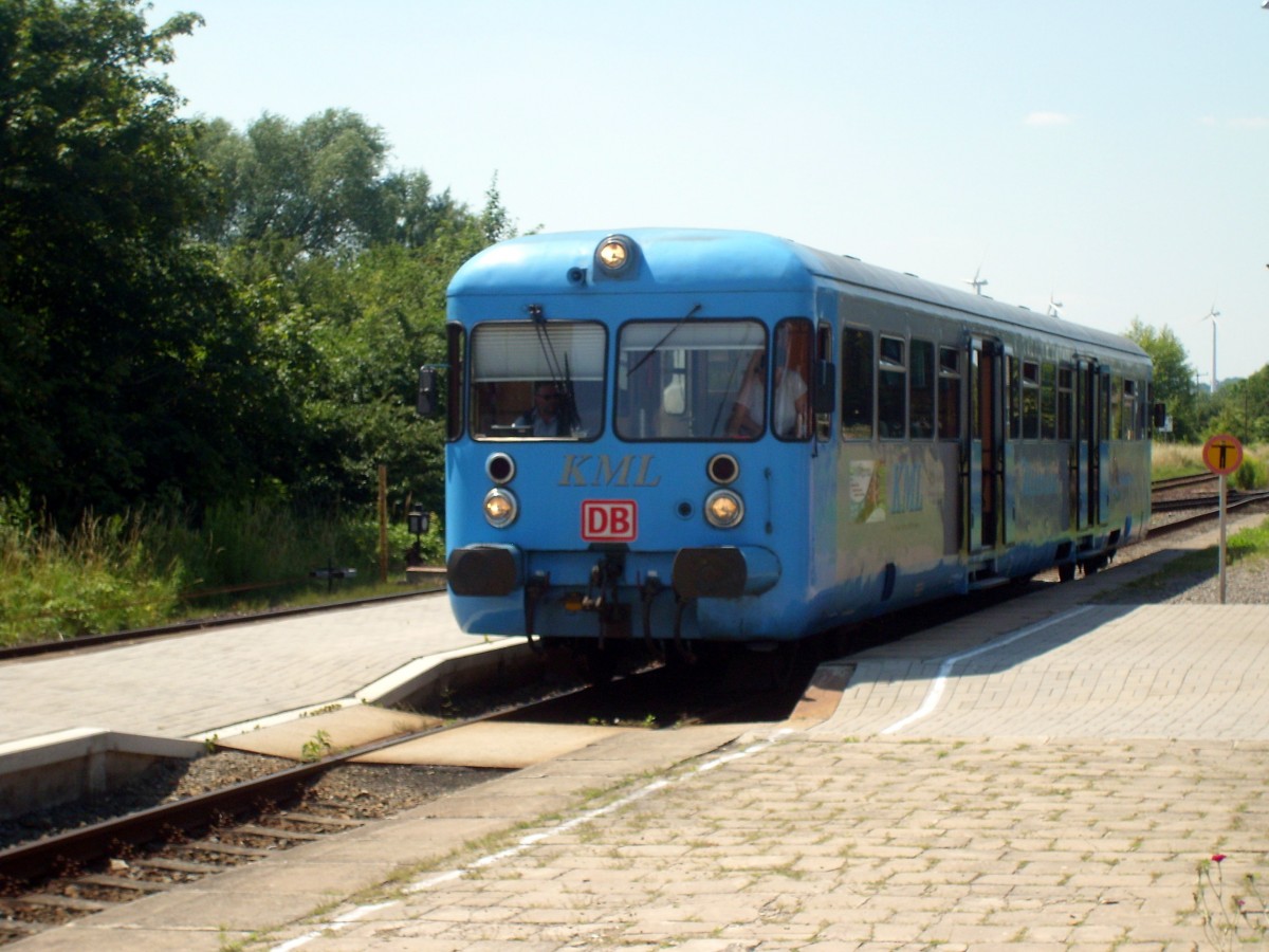  Am 12.04.2015 ging der Esslinger Triebwagen ( VT 408 ) auf seine letzte reguläre Fahrt durch das Wippertal von Wippra nach Benndorf in Sachsen-Anhalt.
Die Strecke wurde aus Kostengründen stillgelegt ; zur Zeit verkehrt diese Bahn,bis auf weiteres, jeweils noch an den Wochenenden und an Feiertagen. Die Aufnahme entstand am 19.07.2014 in Benndorf.