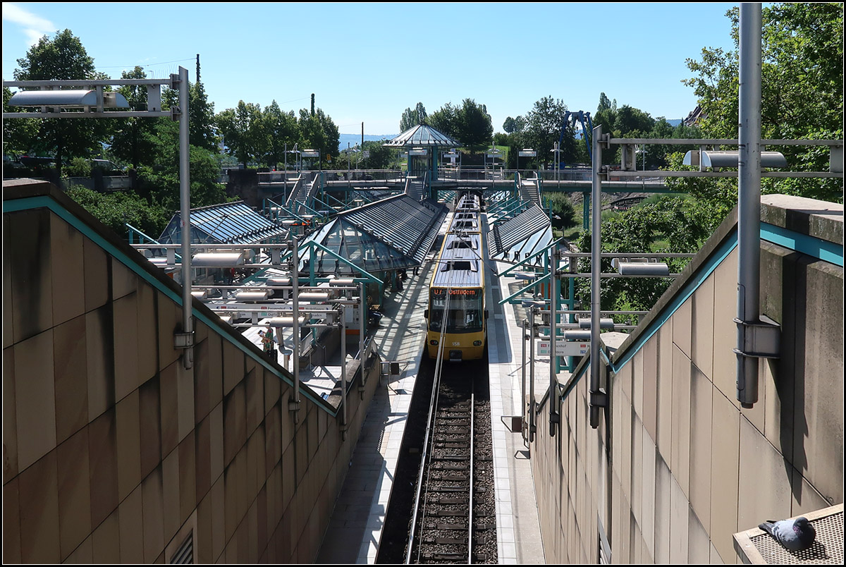 . Auch die Taube hat ihr Plätzchen -

... im Bild gefunden. Blick von oben auf das Stadteinwärtsgleis der Haltestelle Pragsattel. Die Station ist ein wichtiger Umsteigeknoten im Stadtbahnnetz von Stuttgart. Während sich die Strecken auf dieser Seite kreuzungsfrei verzweigen, gibt es auf der gegenüberliegenden Seite ungünstigerweise eine Gleiskreuzung.

17.07.2017 (M)