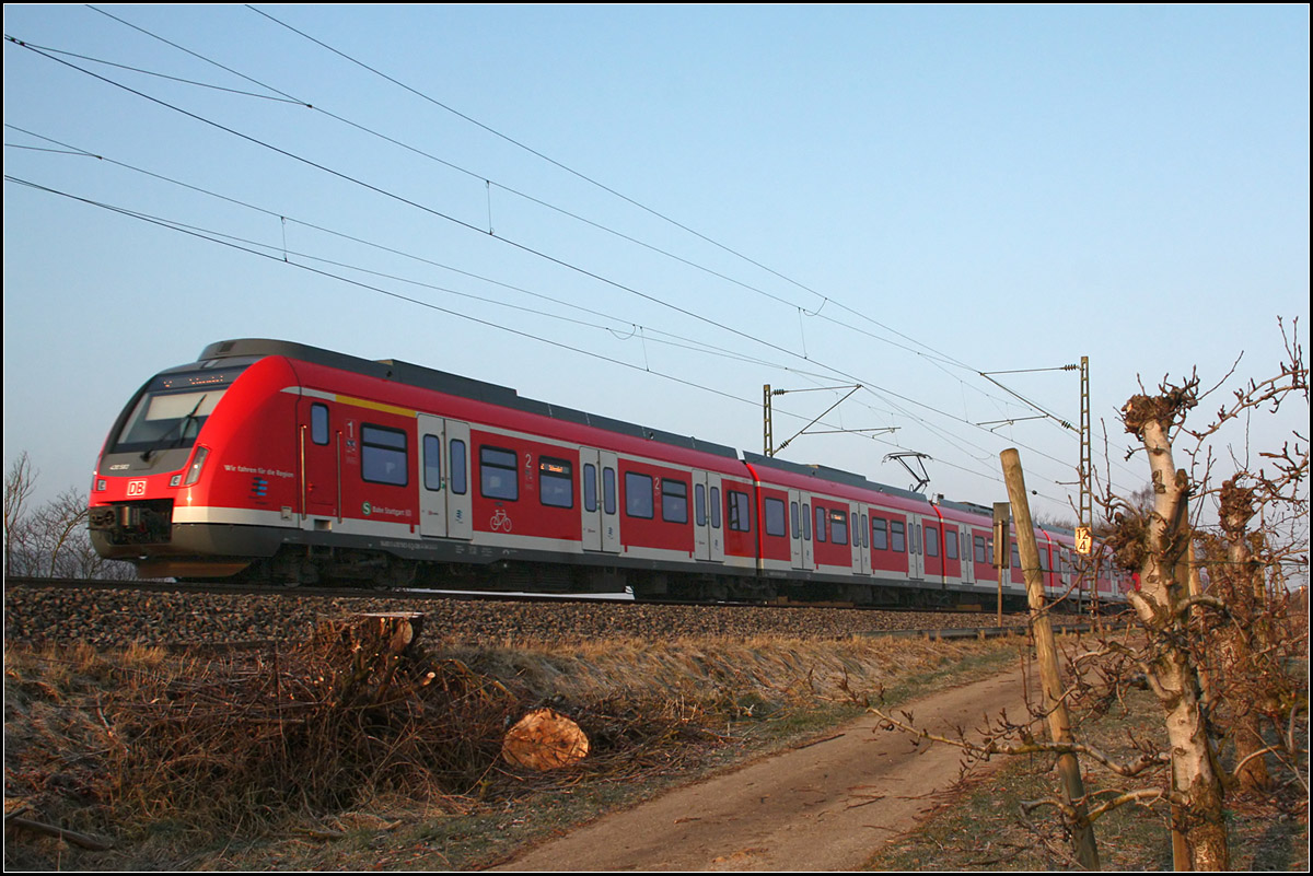 . Auf dem Weg nach Schorndorf -

Ein Zug der Baureihe 430 zwischen Rommelshausen und Endersbach auf der Stuttgarter S-Bahnlinie 2.

13.03.2015 (Matthias)