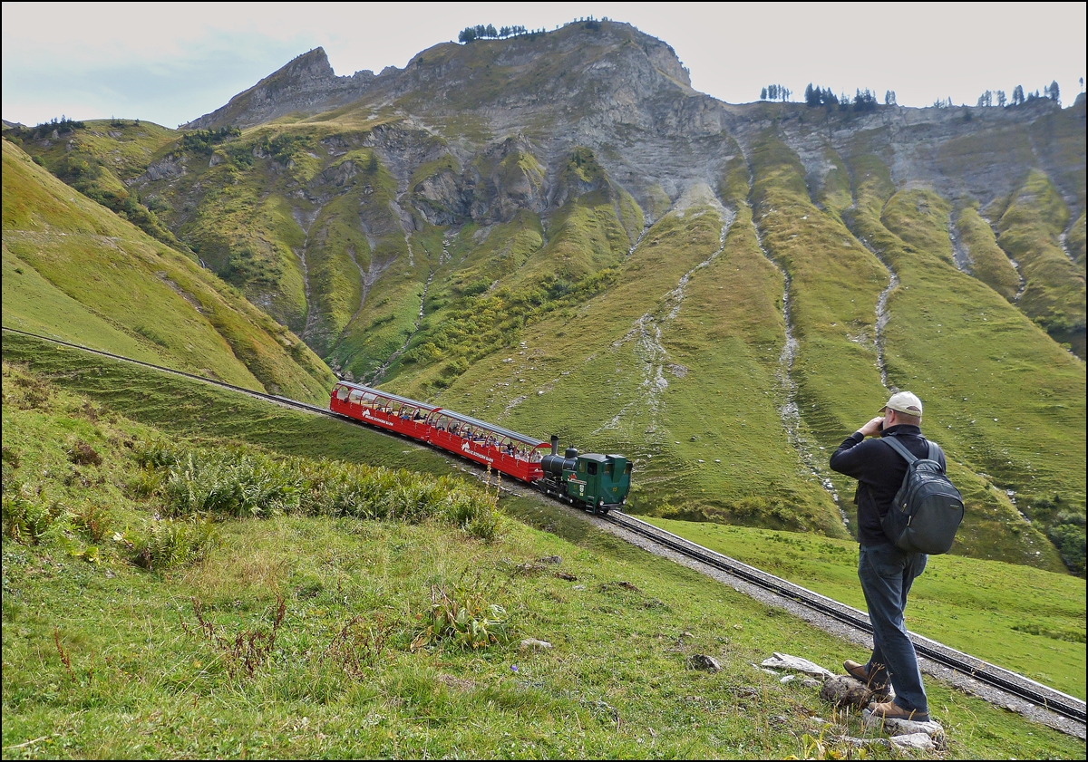 . Bahnbildergipfeltreffen in Brienz - Olli in Aktion. Da die Knie whrend der anspruchsvollen Wanderung entlang der BRB Strecke doch etwas zittrig wurden, hatte Olli sich eine feste Unterlage gesucht, um den talwrts fahrenden Dampfzug zu fotografieren. 28.09.2013 (Jeanny)