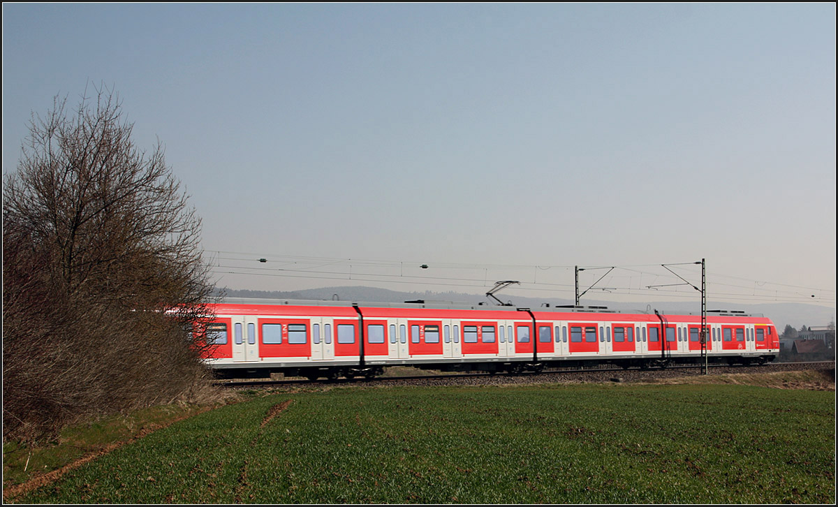 . Bei etwas abgeblendeten Sonnenlicht...

fährt ein Triebzug der Baureihe 430 westlich von Endersbach als S2 in Richtung Schorndorf.

20.03.2015 (M)
