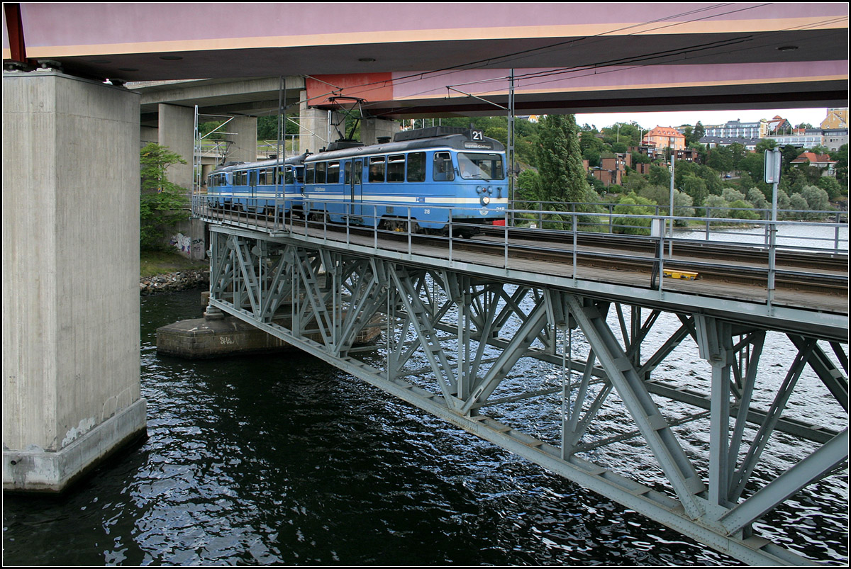 . Beton und Stahlfachwerk -

Im Vergleich zum Straßenverkehr befährt die Lidingöbahn die elegantere Brücke. Hier auf der Seite von Lidingö.

16.08.2007 (M)