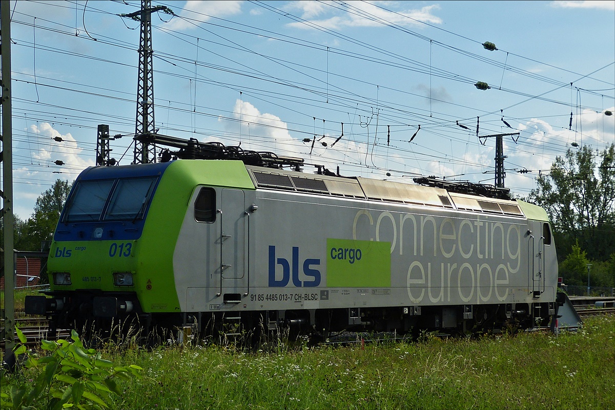 .  BLS Lok 485 013-7 steht in Singen zu Fotografieren schwierig abgestellt im Bahnhofsvorfeld.  03.09.2017  (Hans)