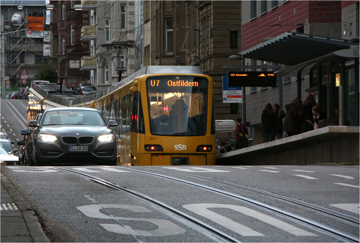 . BMW begegnet gekrümmter Stadtbahn -

Stuttgart Eugensplatz, 02.12.2015 (M)