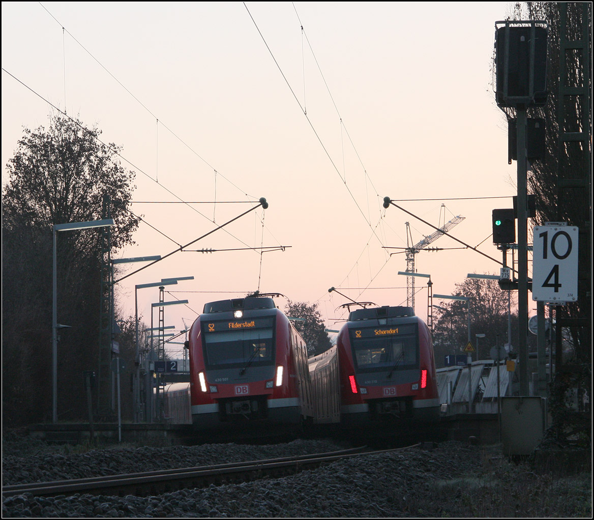 . Da ist die Station voll -

Immerhin sechs der 87 in Stuttgart in Betrieb befindlichen S-Bahnzüge der Baureihe 430 stehen hier in der morgendlichen HVZ im Bahnhof Rommelshausen. Ein Langzug wird aus drei Triebwagen gebildet.

05.12.2016 (M)