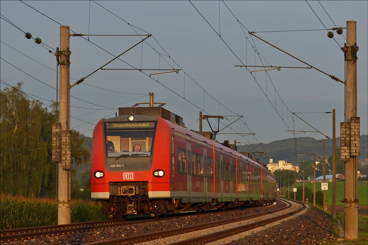 . DB Triebzug 425 814 – 1 von den ersten Sonnenstrahlen des 04.09.2017 angestrahlt, kommt aus Richtung Schaffhausen und wird in Krze die Haltestelle von Bietingen erreichen. (Hans)