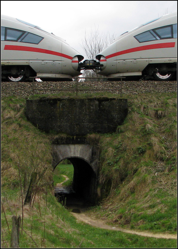 . Der Durchgang -

... unter der Bahntrasse. Immer wieder ein Bild wert ist dieser Fußgängerdurchlass unter der Filsbahn zwischen Urspring und Lonsee auf der Schwäbischen Alb.

19.04.2008 (J)