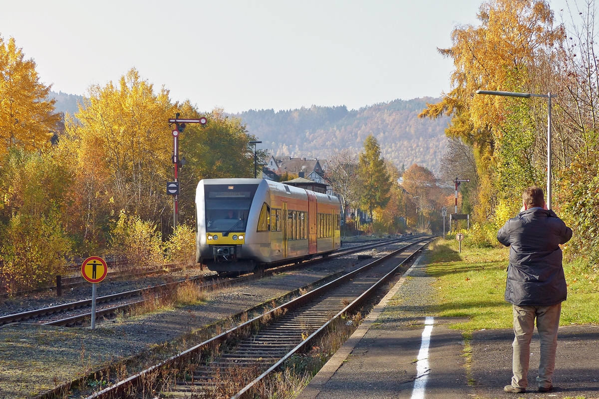 . Der Fotograf und sein Sujet – Whrend die Herbstsonne versucht sich gegen den Dunst in Herdorf durchzusetzen, erreicht am 01.11.2015 der VT 116 (95 80 0946 417-2 D-HEB/95 80 0646 417-5 D-HEB/95 80 0946 917-1 D-HEB) ein Stadler GTW 2/6 der HellertalBahn , als RB 96  Hellertal-Bahn  (Betzdorf-Herdorf-Haiger-Dillenburg) den Bahnhof von Herdorf und wird dort fachmnnisch vom Lokalmatador festgehalten. ;-) (Jeanny)