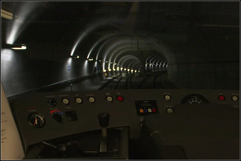 . Der neue Stadtbahntunnel -

Mal ein Versuch aus der fahrenden Stadtbahn eine Aufnahme einer trotz Beleuchtung recht dunklen Tunnelröhre zu machen. Belichtet man zu lang, wird der Tunnel bewegungsunscharf, bei kurzer Belichtungszeit wird das Bild recht dunkel.

Der Blick geht vom Fahrgastraum nach hinten, wir kamen aus der rechten Röhre von der Haltestelle Stadtbibliothek her. Die linke Röhre ist noch nicht in Betrieb, hier wird Ende 2017 die U12 einmünden. Die Röhre musste gebaut werden, da der bisherige Tunnel dem Gleisvorfeldtunnel des neuen Stuttgarter Hauptbahnhofes im Weg war. Die Stadtbahn wird künftig die große Bahn hier unterfahren.

22.11.2016 (M)