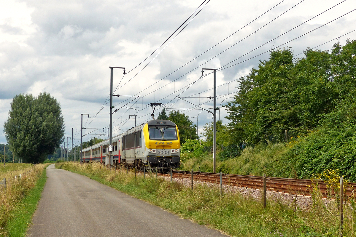 . Die 3009 hatte am 30.07.2016 die Aufgabe den IC 112 Liers - Luxembourg ber die luxemburgische Nordstrecke zu ziehen und konnte in der Nhe von Rollingen/Mersch bildlich festgehalten werden. (Jeanny)