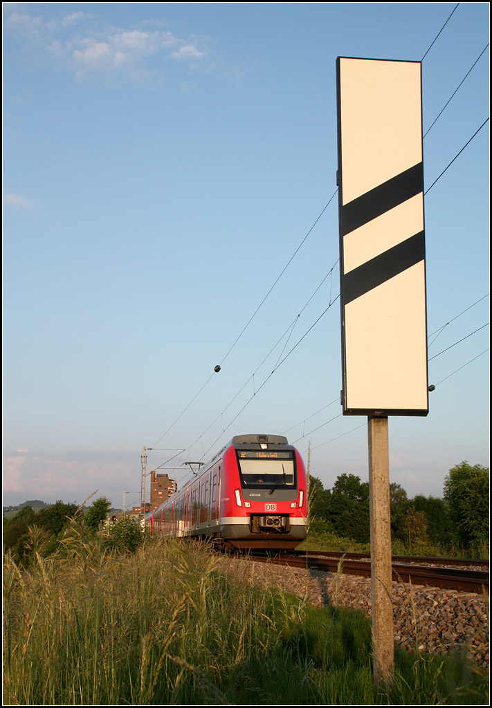 . Die Bahn und das Schild -

Eine S-Bahn der Baureiche 430 auf dem Weg in Richtung Stuttgart passiert einen Vorsignalbaken bei Weinstadt-Endersbach auf der Remsbach.

09.06.2016 (M)