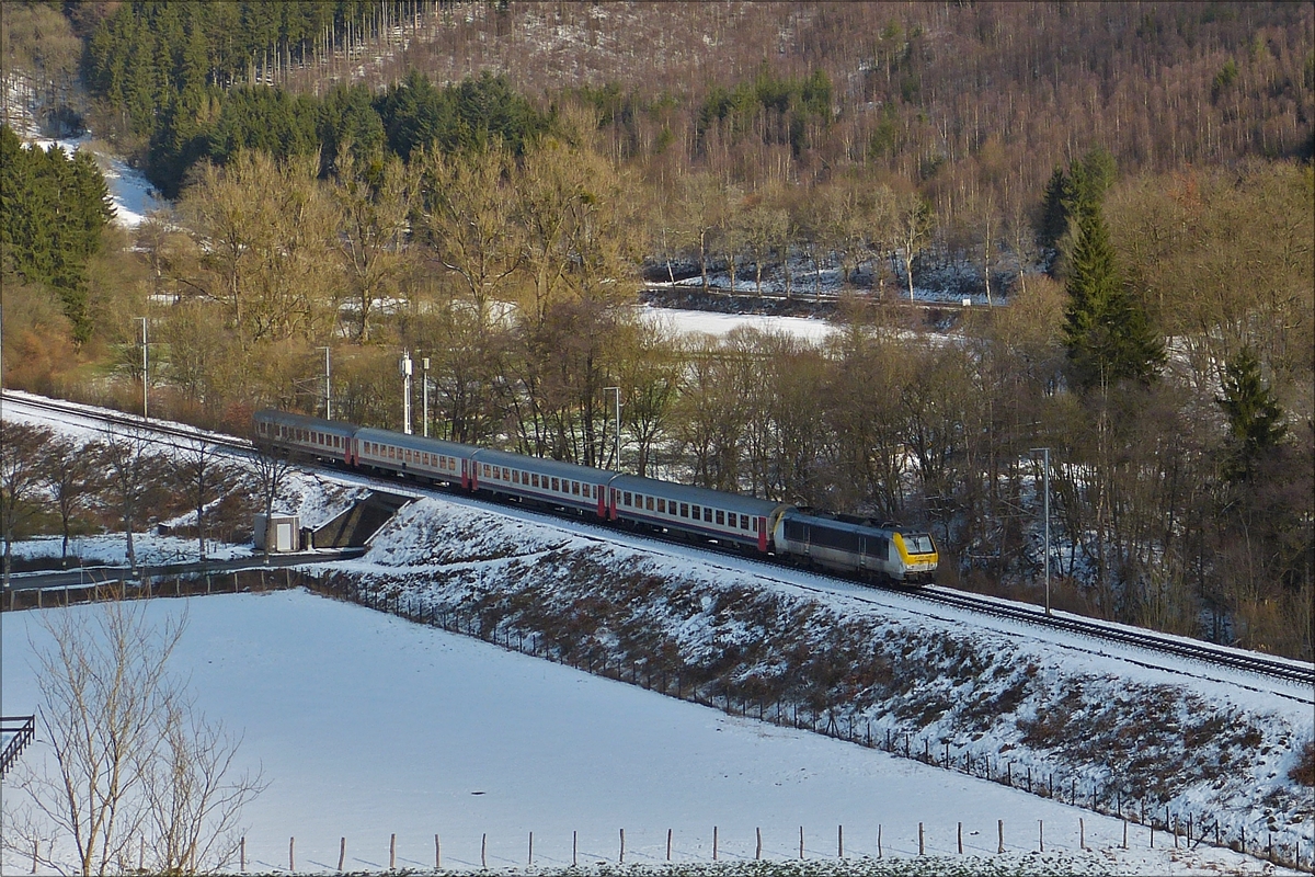 . Die CFL Lok 3011 mit dem IC 112 Liers - Luxembourg am Haken fhrt auf dem eingleisigen Teilstck in Mecher der Haltestelle Drauffelt entgegen.   13.02.2018  (Hans)