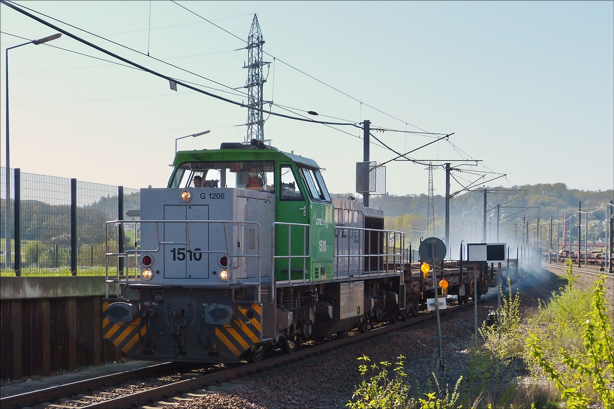 . Die Diesellok 1510 von CFL Cargo durchfhrt mit einem wie ein Dampfzug rauchender mit Stahltrgern beladenem Gterzug den Bahnhof von Belval Universit. Die Rauchentwicklung kam von einer festsitzenden Bremse an einem Gterwagen her, den Rauchgeruch hatte man noch einige Minuten lang in der Nase. 18.04.2018 (Hans)