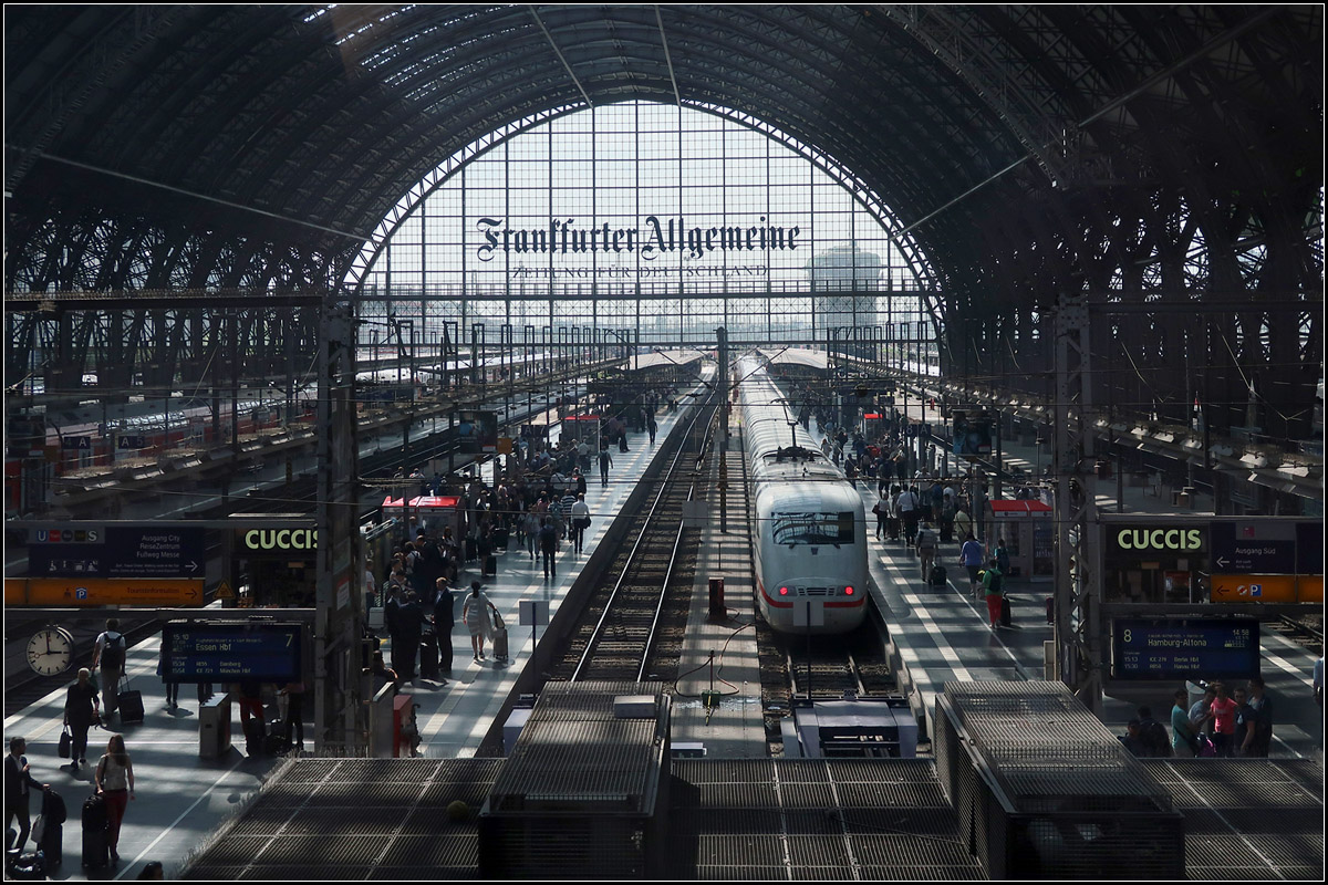 . Die Halle -

Blick von der DB-Lounge in die Bahnsteighalle des Frankfurter Hauptbahnhofes.

25.08.2017 (M)